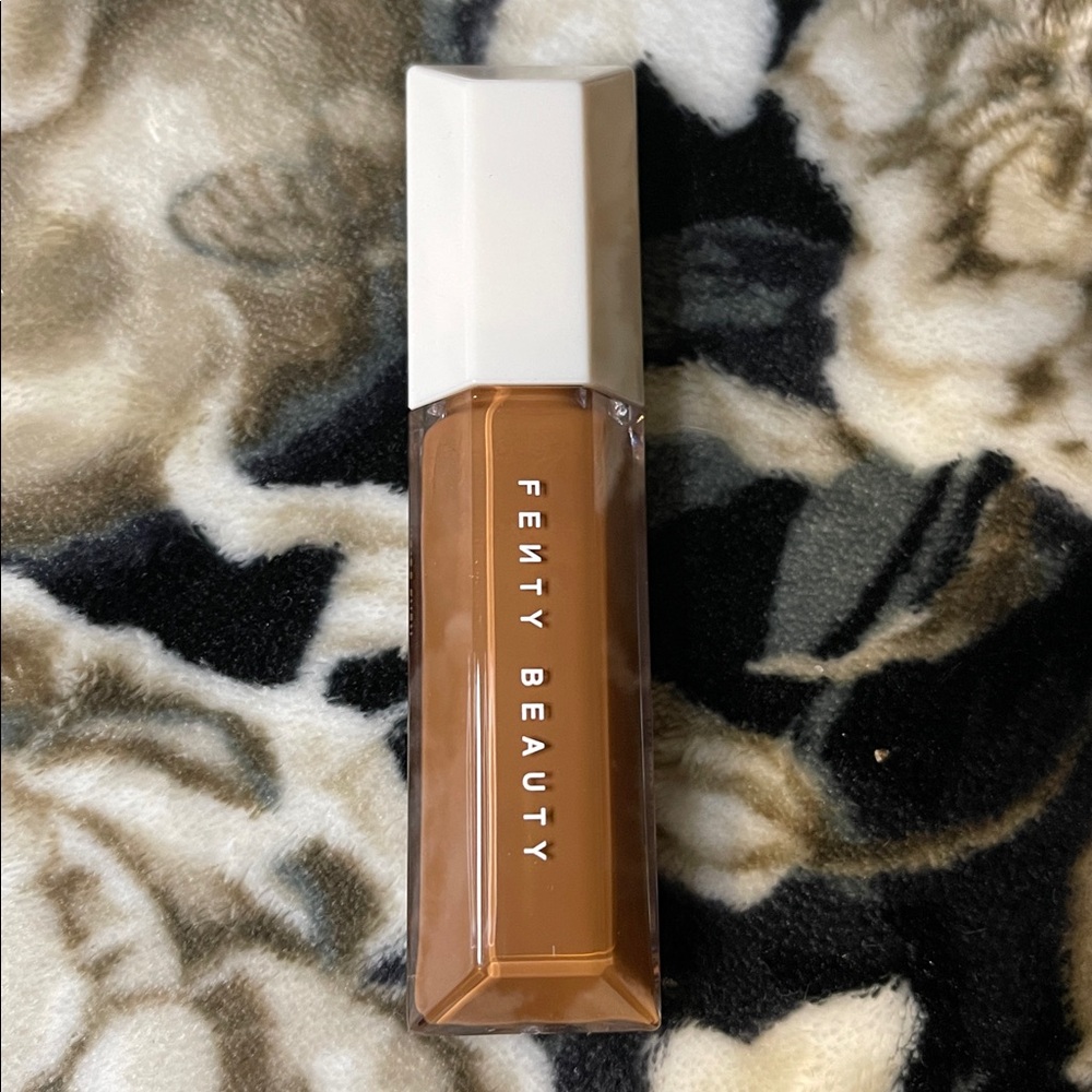 Fenty 470W We're Even Hydrating Longwear Concealer - Picture 5 of 5